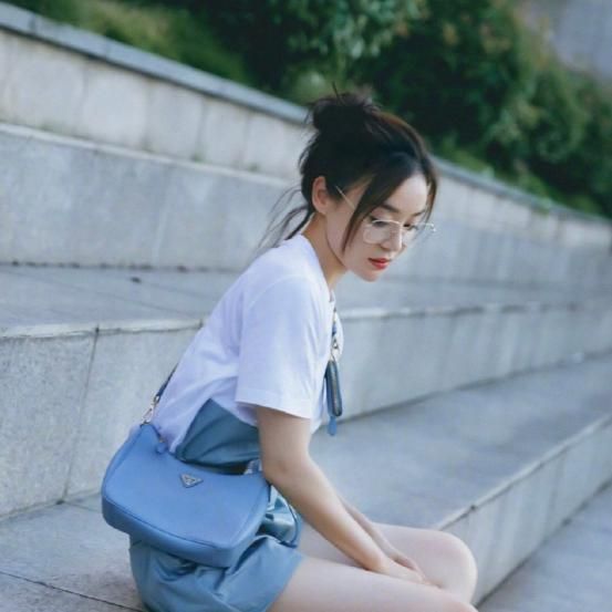 袁姗姗的夏季清新穿搭真简约!白色清新的搭配,总能玩出不同花样