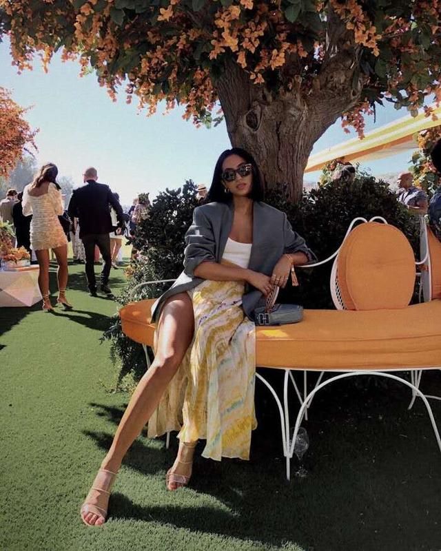 今夏火了一种裙子叫“开叉裙”,时髦又百搭,谁穿谁好看