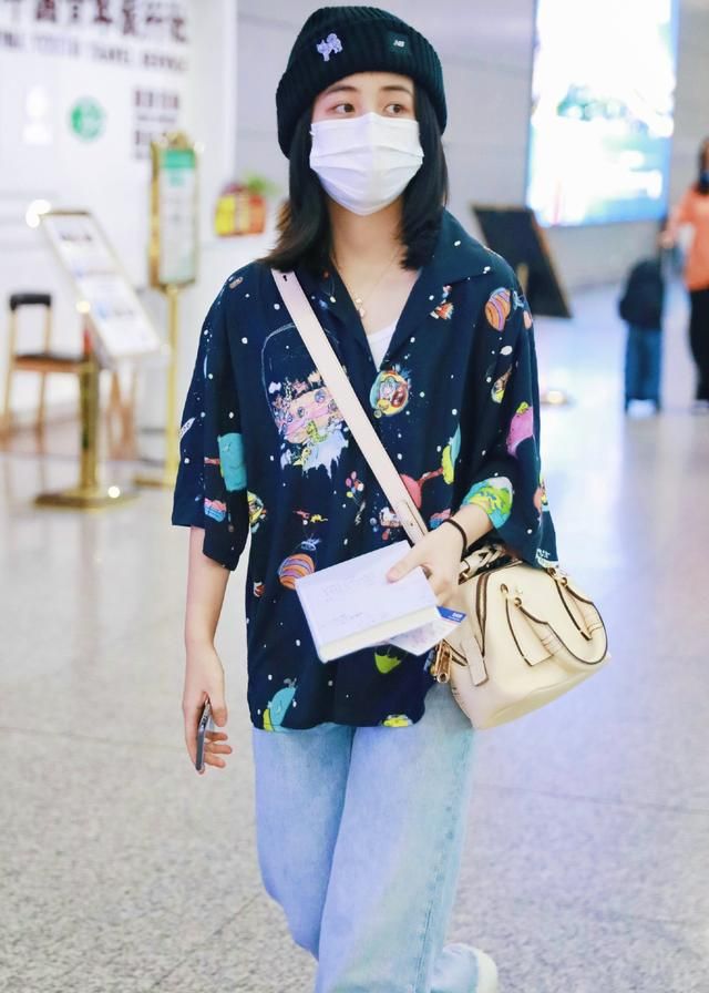 高考后的张子枫真放松,穿星空衬衫配直筒牛仔裤,眉眼弯弯好甜美