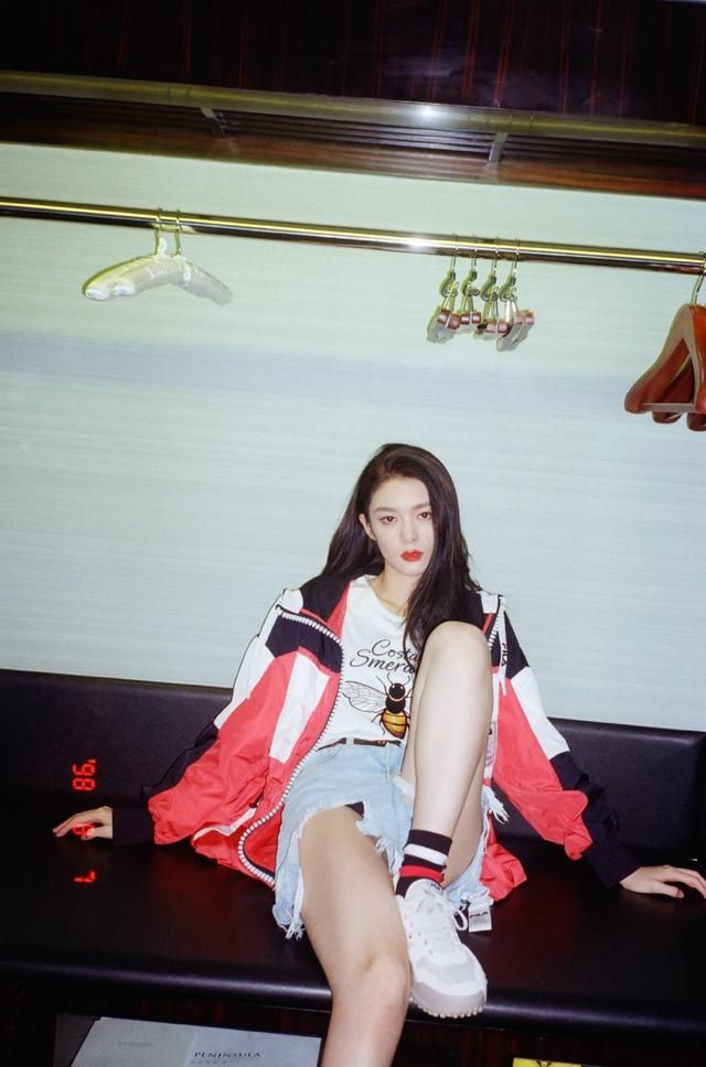 运动少女傅菁上线，拼色穿搭才时尚，大长腿线条太好看了