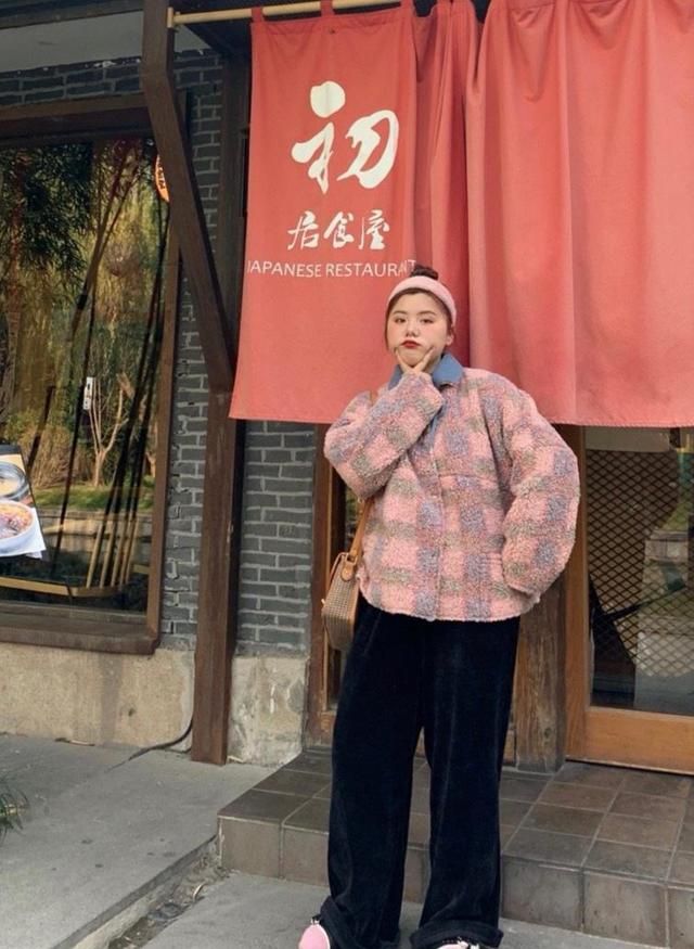 胖人冬天怎么穿？来学下网红的胖人穿搭技巧，时尚减龄还显瘦