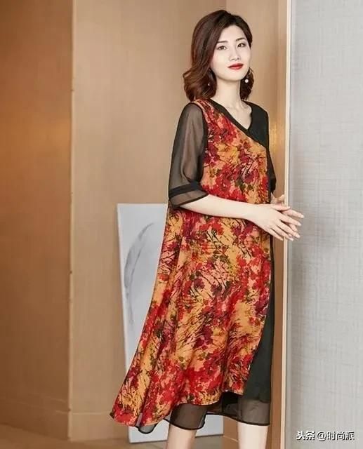 出游穿着时髦洋气女装,年轻漂亮的差点认不出,女神范十足