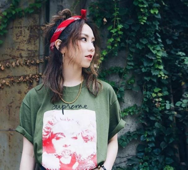 T恤这几种灵魂穿搭,每套都能穿出夏日新奇感,体验时髦精的乐趣