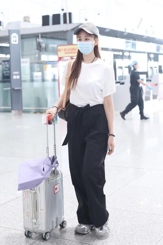 夏天白色T恤+黑色休闲裤+老爹鞋,这样搭时髦好看又不挑人