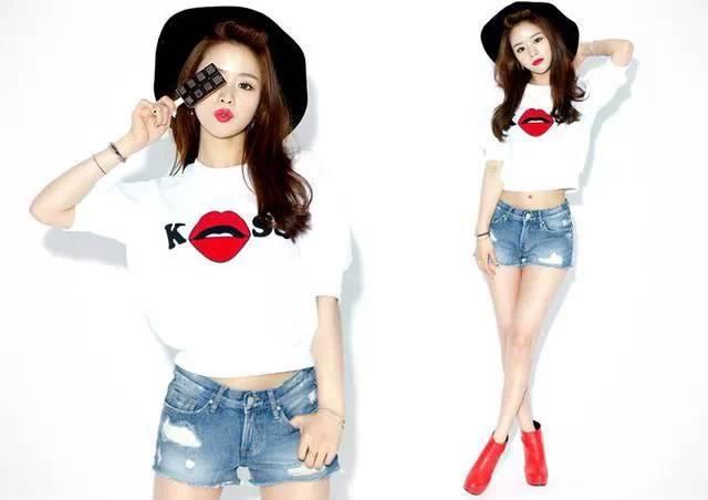 夏季T恤10个穿法,让你fashion火辣惹人爱!