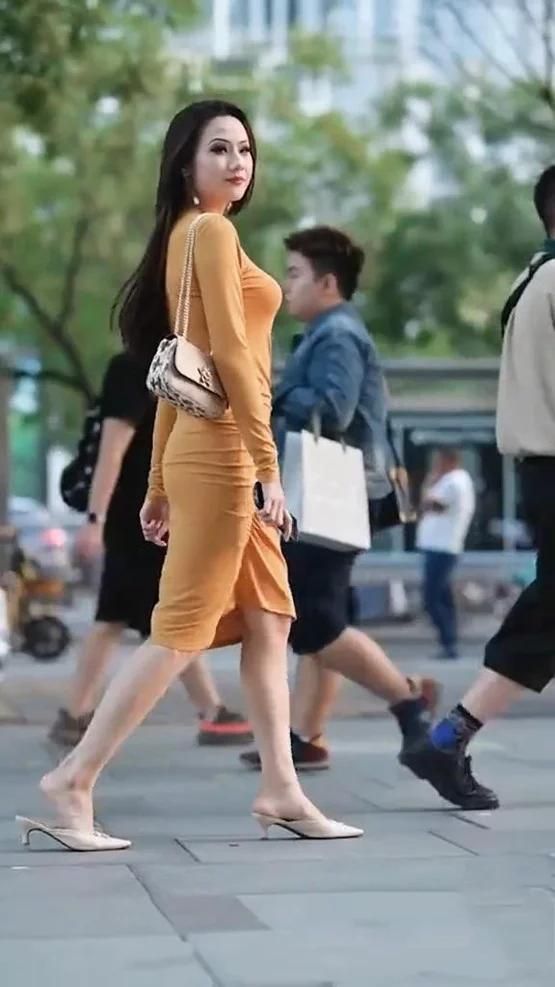 身材高挑的连衣裙小姐姐,自然大方的穿搭,尽显十足的魅力