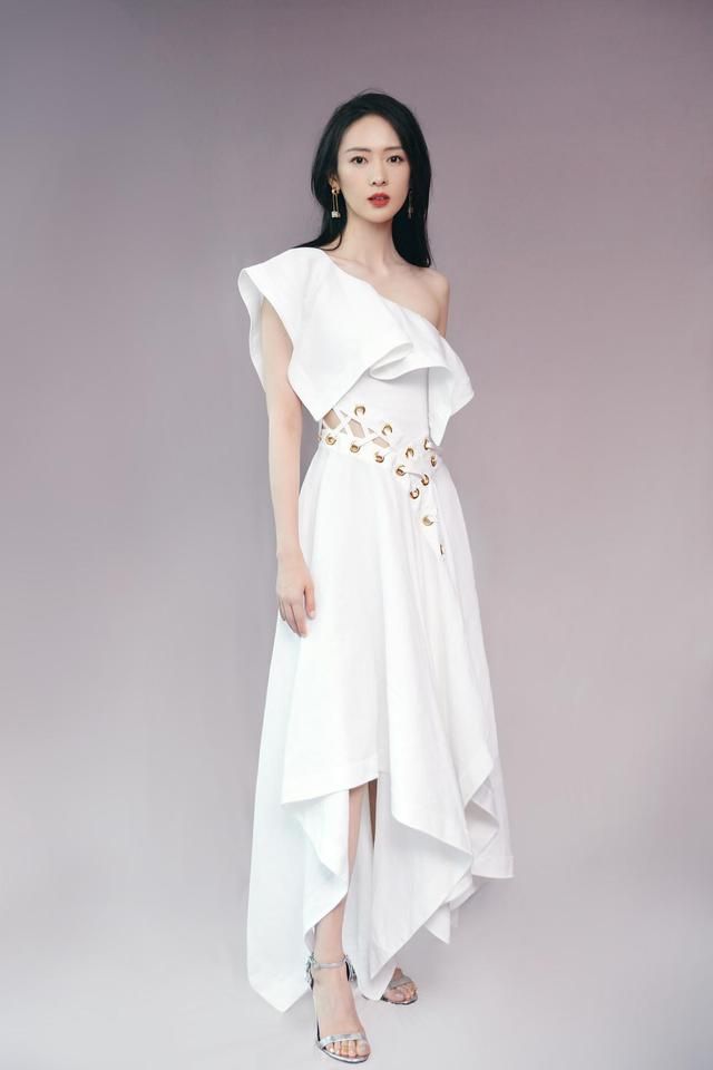 “顾佳”童瑶就是气质好，穿白色斜肩连衣裙妩媚迷人，气场太赞了
