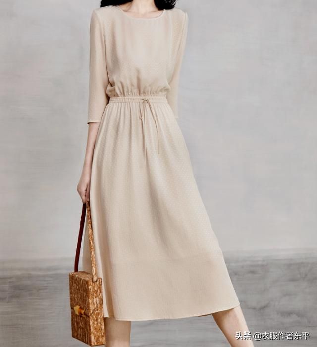 给自己做件基础款连衣裙。不是很惊艳,但真的很百搭