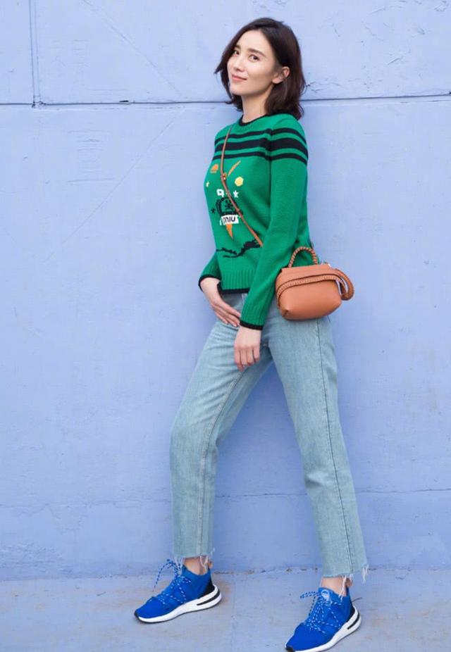 宋佳简约穿搭，身穿绿色毛衣搭配浅色牛仔裤，时尚又大气！