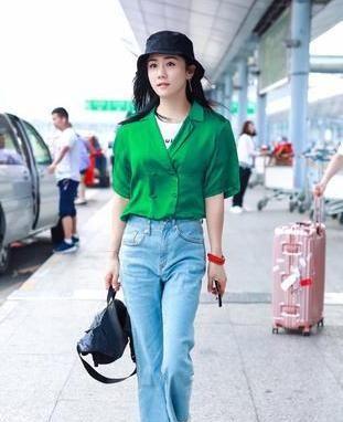 劉芸牛仔褲配綠色襯衫，不僅減齡，而且很顯瘦